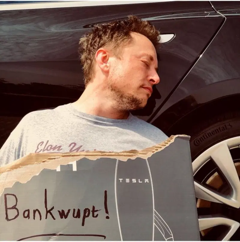 Al buon Elon non manca lo spirito da attore: eccolo raffigurarsi come uomo in disgrazia dopo il fallimento di Tesla