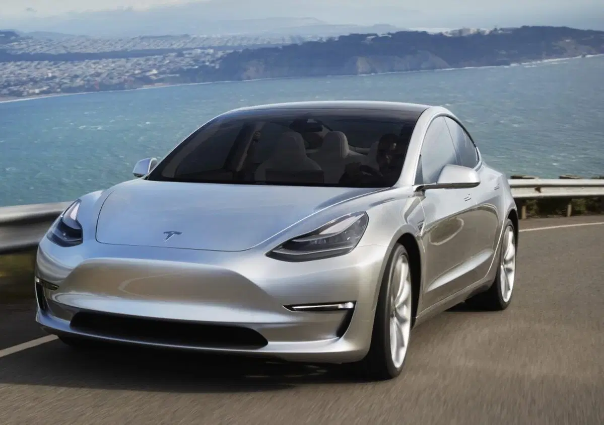 Tesla Model 3, tra bilanci in rosso e macchine in ritardo, &egrave; l'elettrica pi&ugrave; venduta in USA