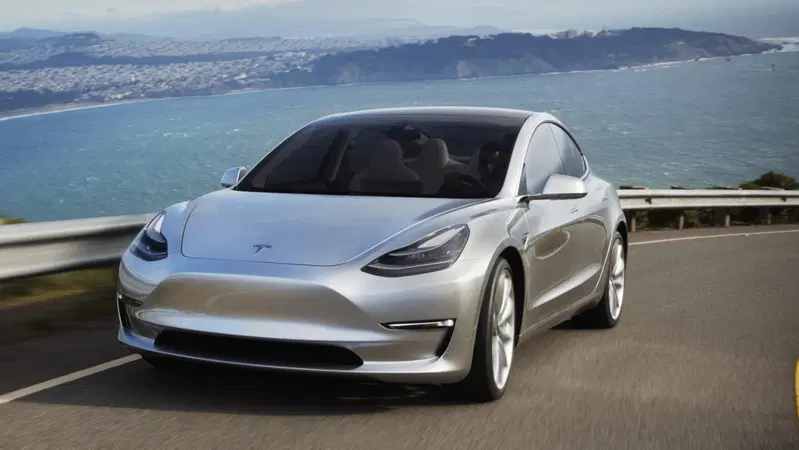Tesla Model 3, tra bilanci in rosso e macchine in ritardo, &egrave; l'elettrica pi&ugrave; venduta in USA