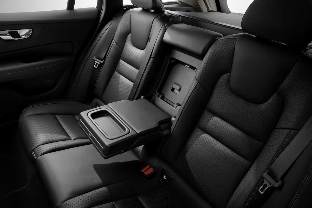 Volvo V60 T6 Plug-in Hybrid AWD automatico Ultra Dark (13)