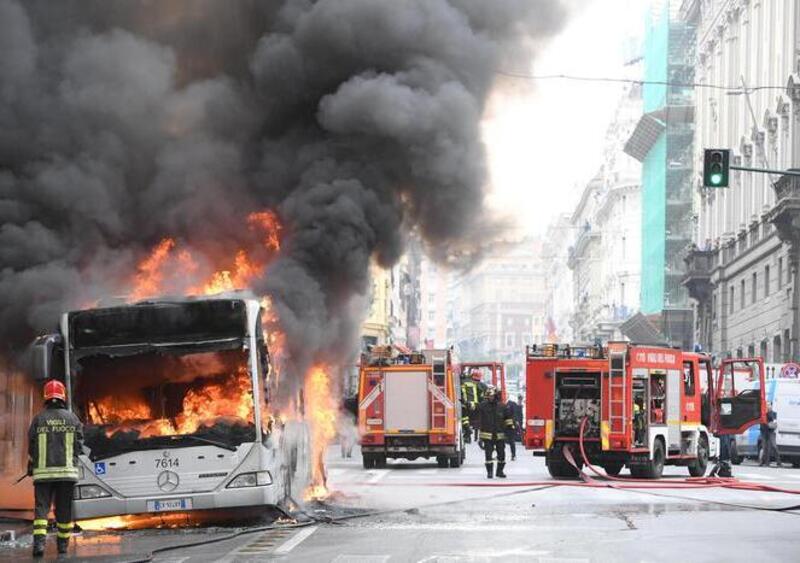 Bus in fiamme a Roma: paura in centro