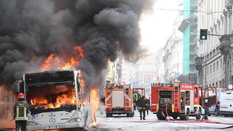 Bus in fiamme a Roma: paura in centro