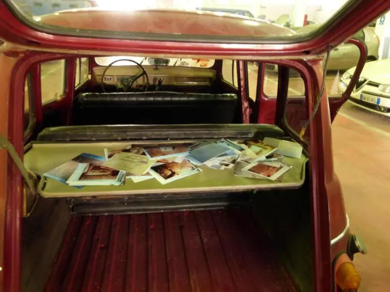 La Renault 4, all'epoca di propriet&agrave; di Filippo Bartoli a cui fu rubata dai brigatisti, in una foto che la ritrae nel garage dell'Autocentro della Polizia di Stato di Roma 