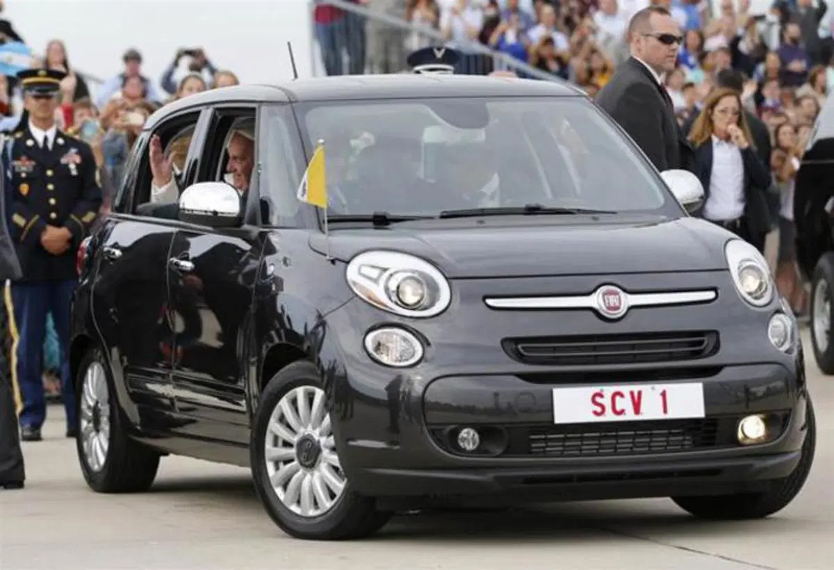 All'asta per beneficienza la Fiat 500L di Papa Francesco