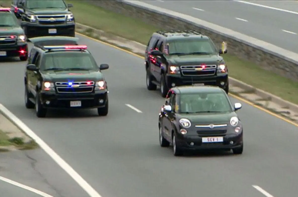 All'asta per beneficienza la Fiat 500L di Papa Francesco (4)