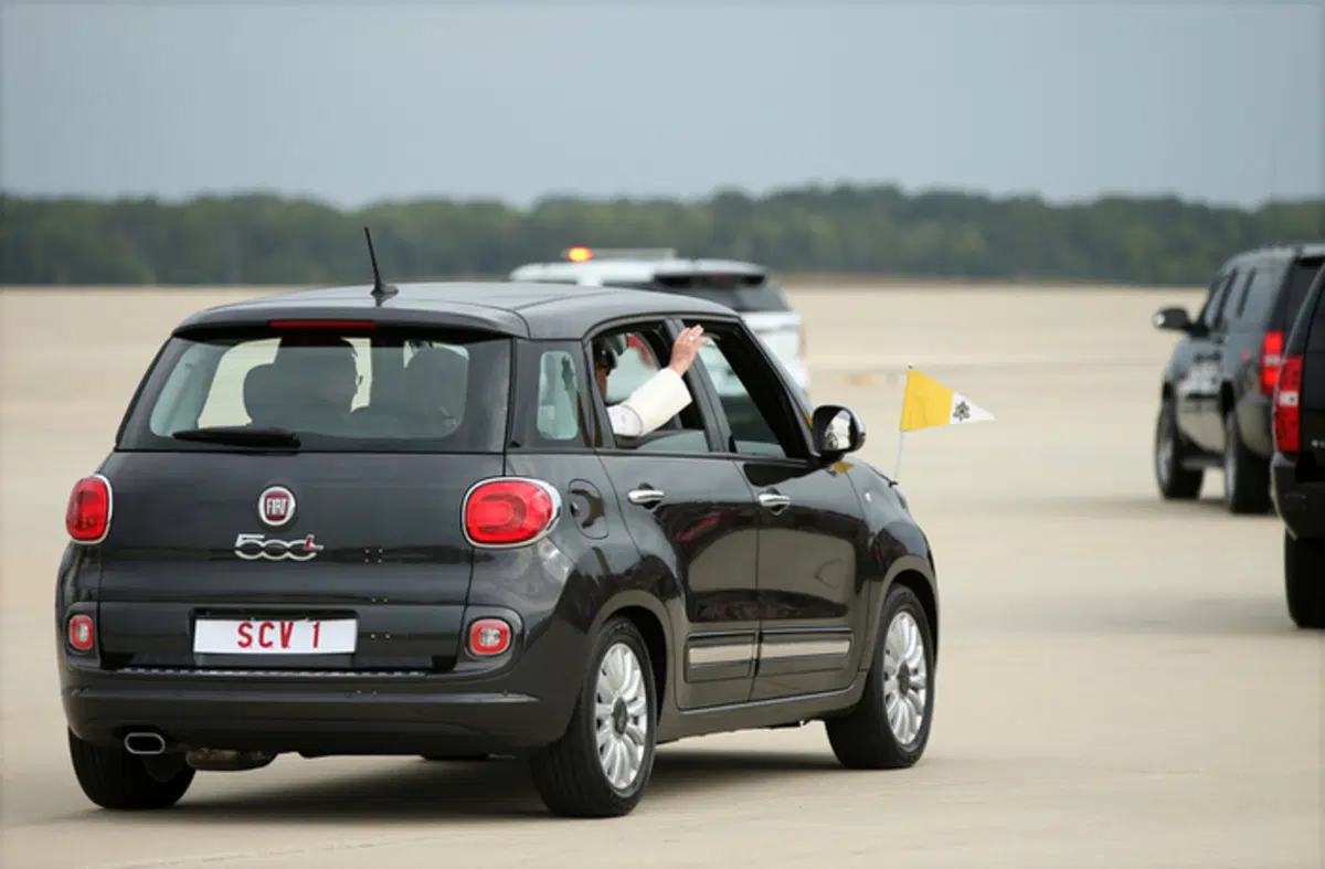 All'asta per beneficienza la Fiat 500L di Papa Francesco (2)