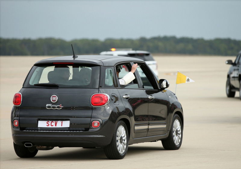 All&#039;asta per beneficienza la Fiat 500L di Papa Francesco