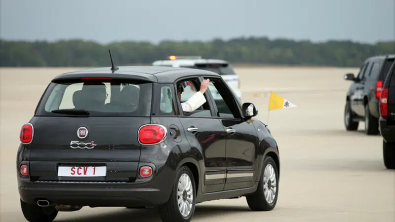 All'asta per beneficienza la Fiat 500L di Papa Francesco
