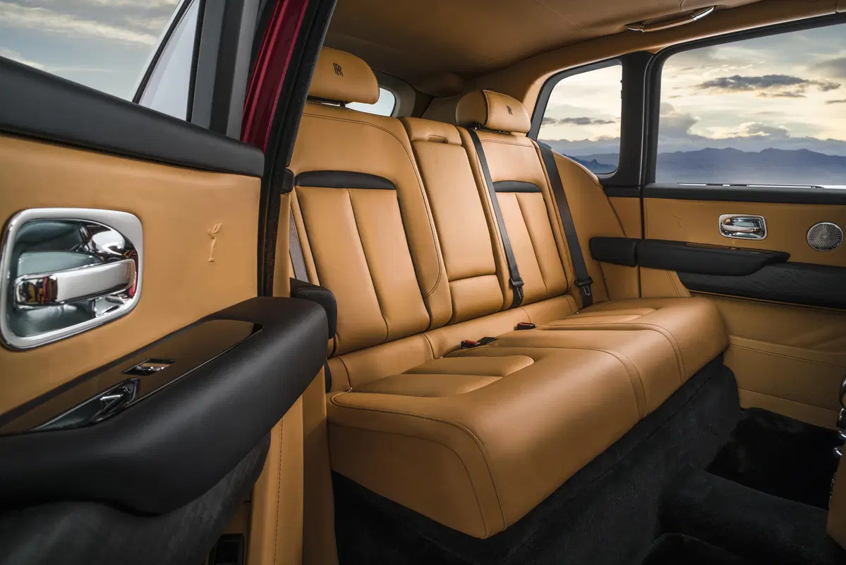 Rolls-Royce Cullinan, ecco il primo SUV della casa britannica (6)