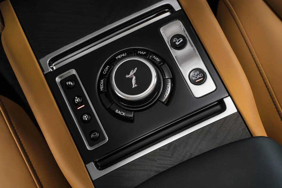 Rolls-Royce Cullinan, ecco il primo SUV della casa britannica (8)