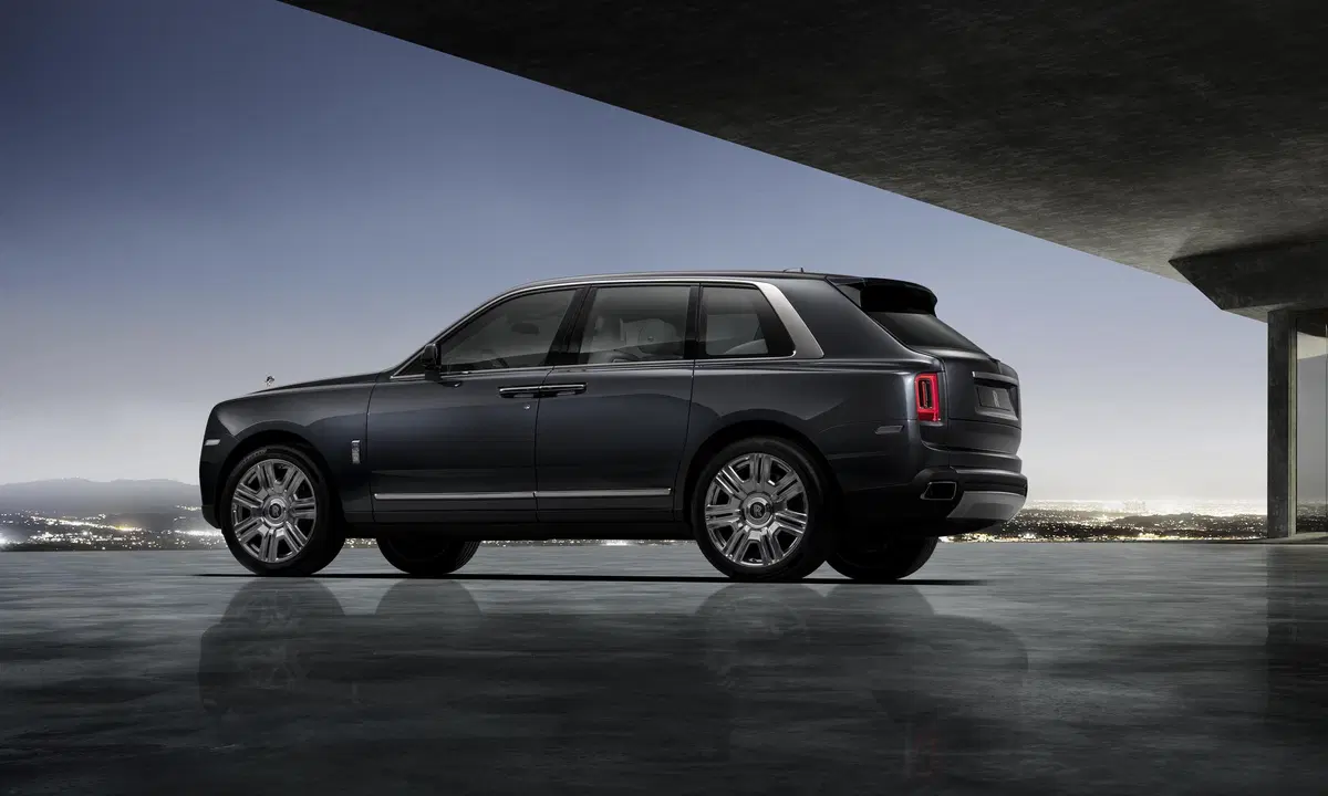 Rolls-Royce Cullinan, ecco il primo SUV della casa britannica (9)