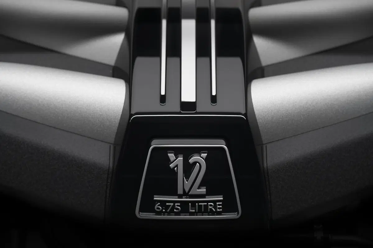 Rolls-Royce Cullinan, ecco il primo SUV della casa britannica (14)