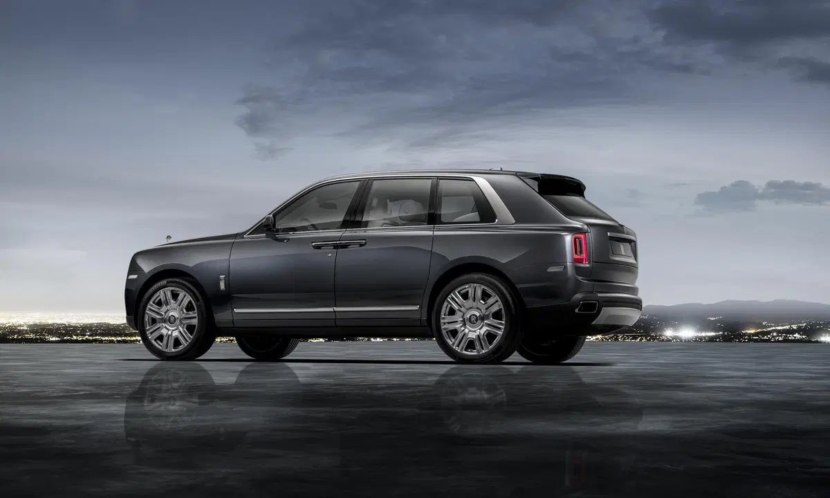 Rolls-Royce Cullinan, ecco il primo SUV della casa britannica (16)
