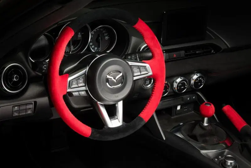 Interni con finiture artigianali per l'edizione limitata MX-5