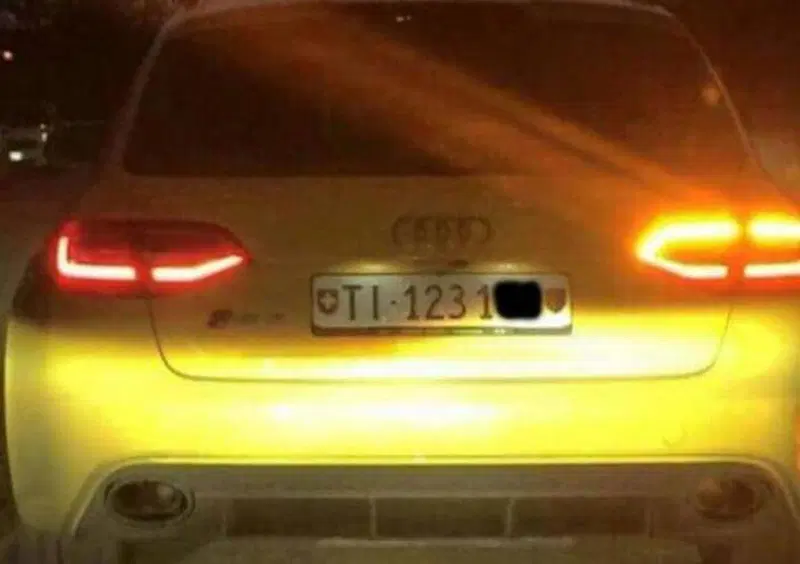 Audi RS4 gialla semina il panico. Forze dell'Ordine impotenti?