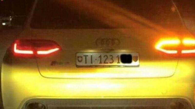 Audi RS4 gialla semina il panico. Forze dell&#039;Ordine impotenti?