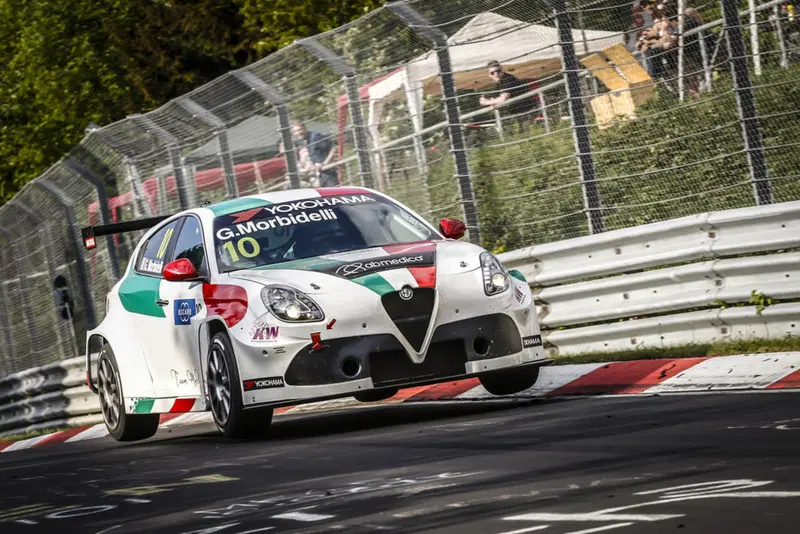 Le Alfa Romeo corrono ancora nel Mondiale Turismo, ma non "volano" come un tempo