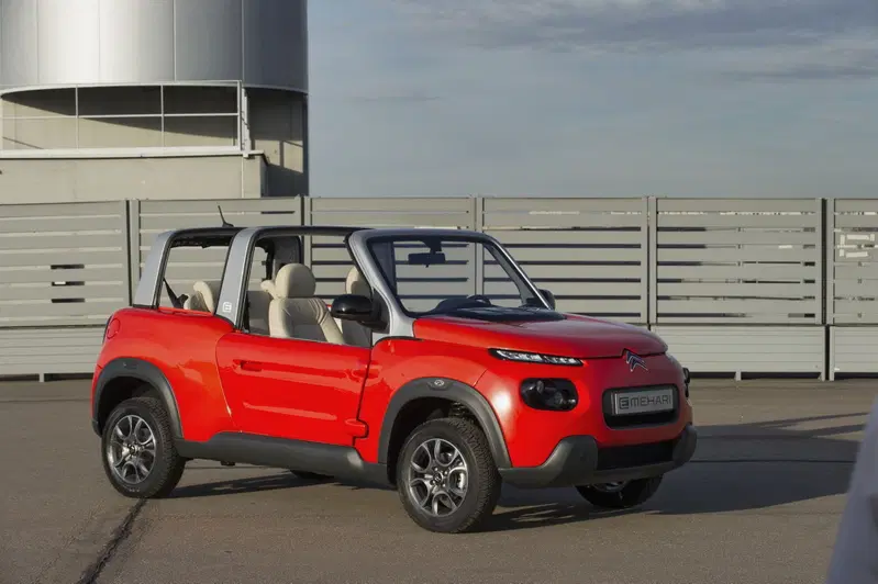 L'elettrica E-Mehari &egrave; la M&eacute;hari dei giorni nostri. Ispirata all'antenata, &egrave; realizzata sulla piattaforma EMP2 in comune con Citroen C4 Spacetourer