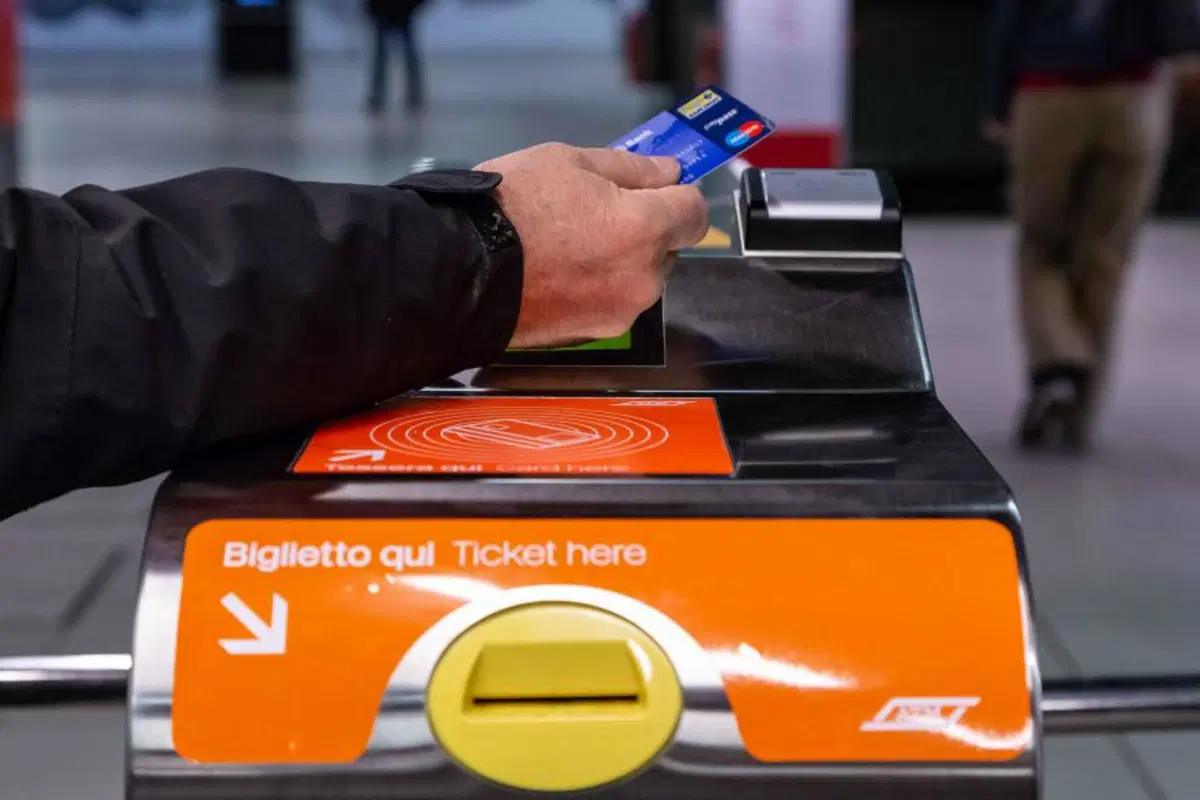La metro? A Milano si paga al tornello con la carta “contactless”  (2)