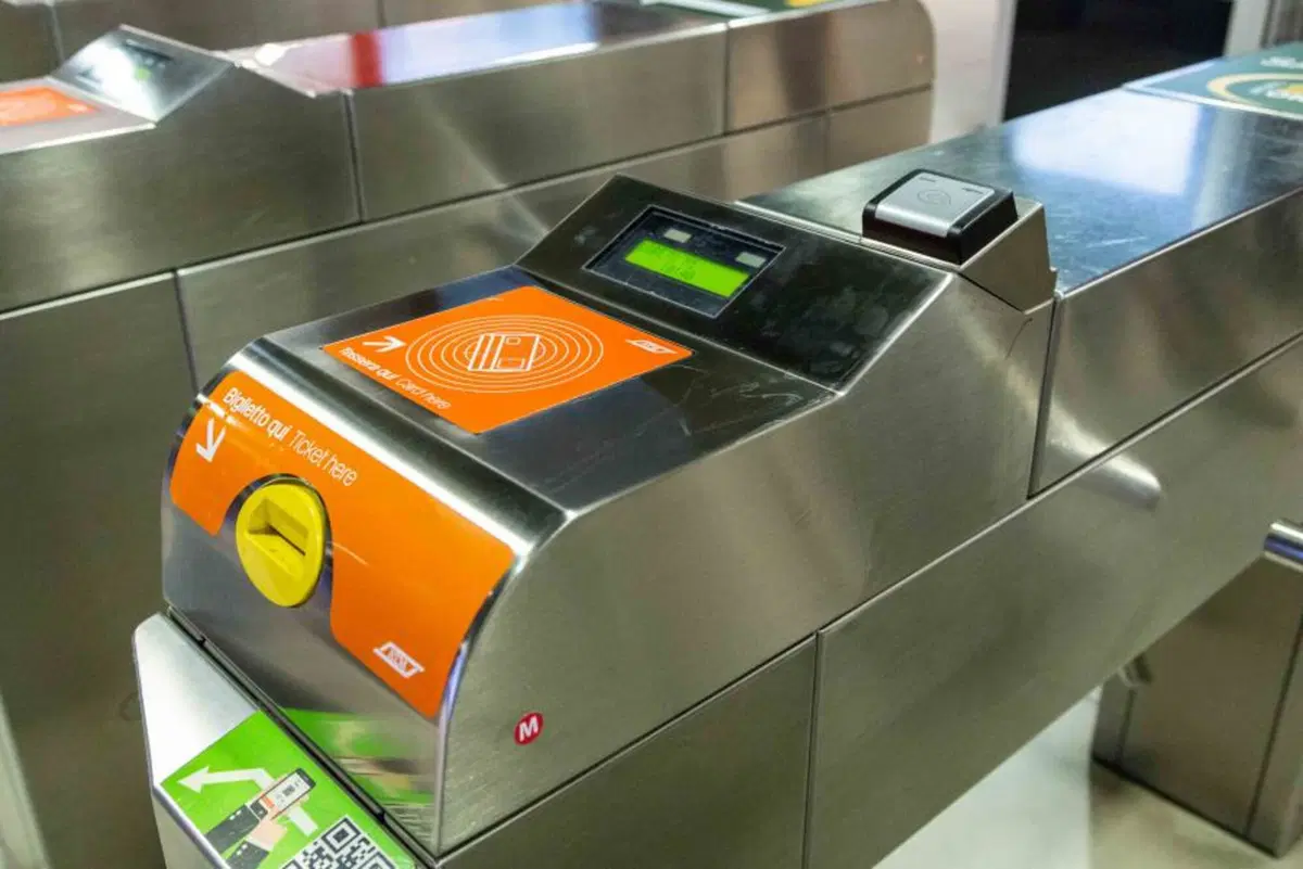 La metro? A Milano si paga al tornello con la carta “contactless”  (3)