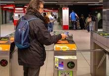 La metro? A Milano si paga al tornello con la carta “contactless” 