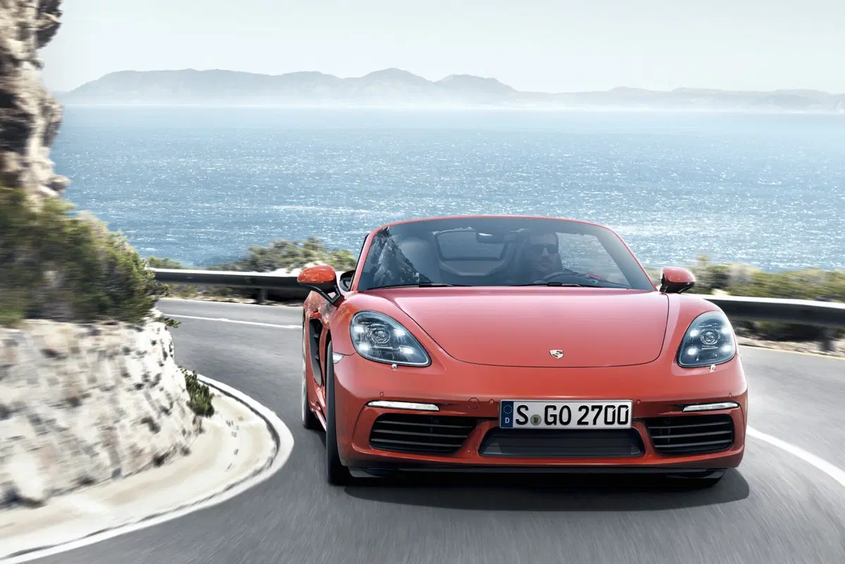 Porsche Boxster 718, ecco il restyling con il nuovo quattro cilindri