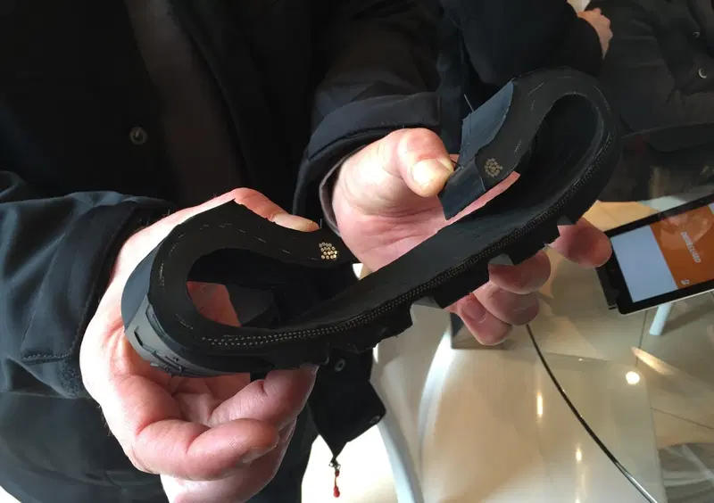 L'immagine testimonia la morbidezza della mescola del Bridgestone DriveGuard. Con un run flat tradizionale sarebbe stato impossibile piegare cos&igrave; la gomma