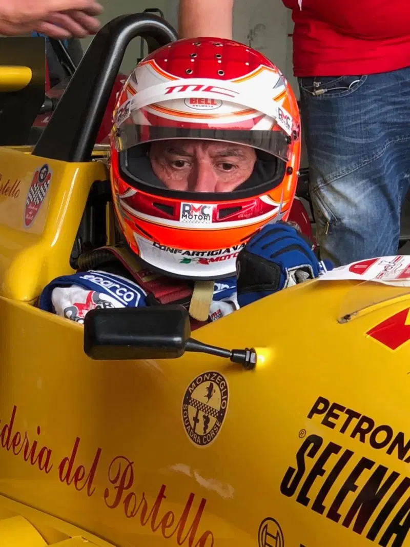 Nell'abitacolo della Dallara 389 Alfa Romeo