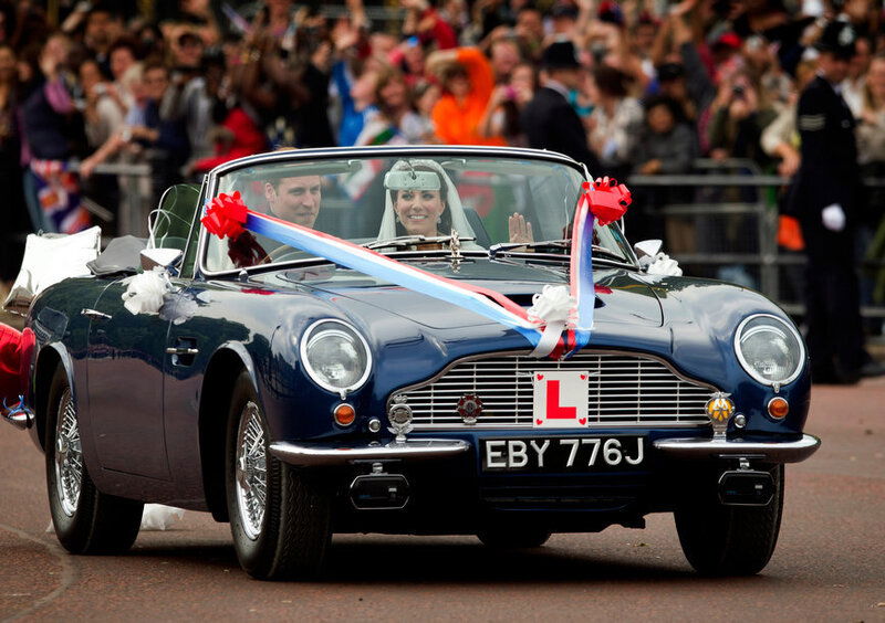 Il Principe William e Kate Middleton il giorno del loro matrimonio sulla Aston Martin DB6 MKII di Pap&agrave; Carlo