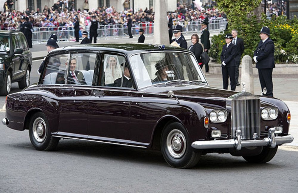 Kate Middleton con il padre Michael all&#039;arrivo in chiesa su Rolls-Royce Phantom VI