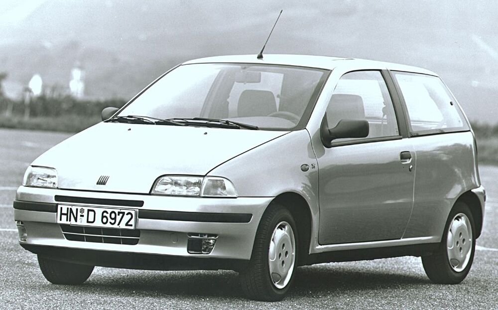 La Fiat Punto del 1993 nella versione ELX. Il disegno &egrave; di Giorgetto Giugiaro