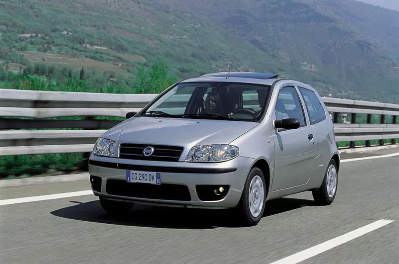 Sulla terza serie del 2003 compare la griglia. E' la Punto meno riuscita dal punto di vista dello stile