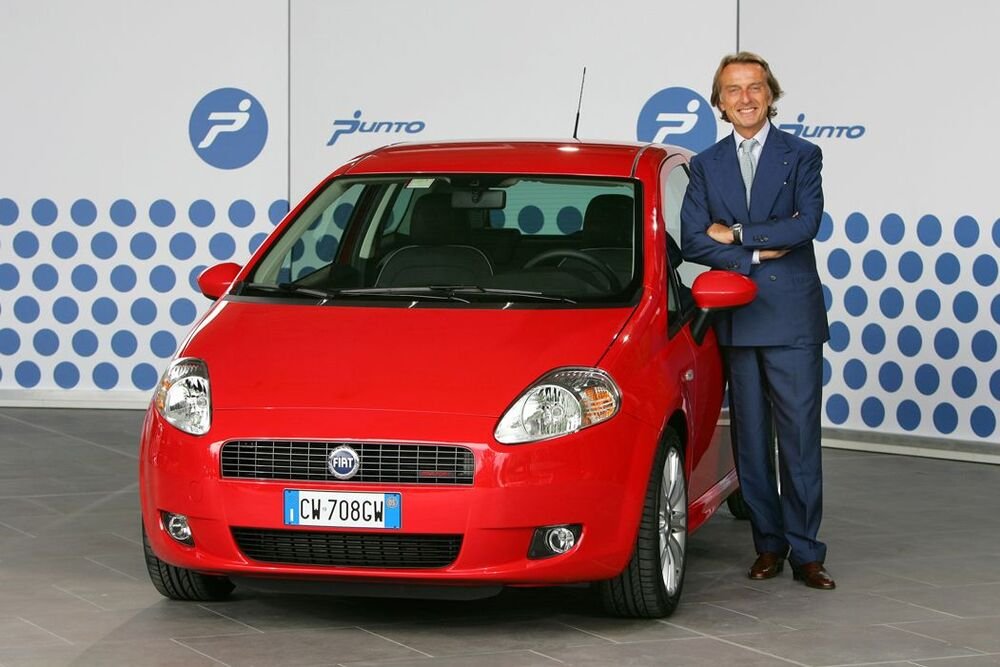 2005. Luca Cordero di Montezemolo, allora presidente di Fiat, posa accanto alla Grande Punto