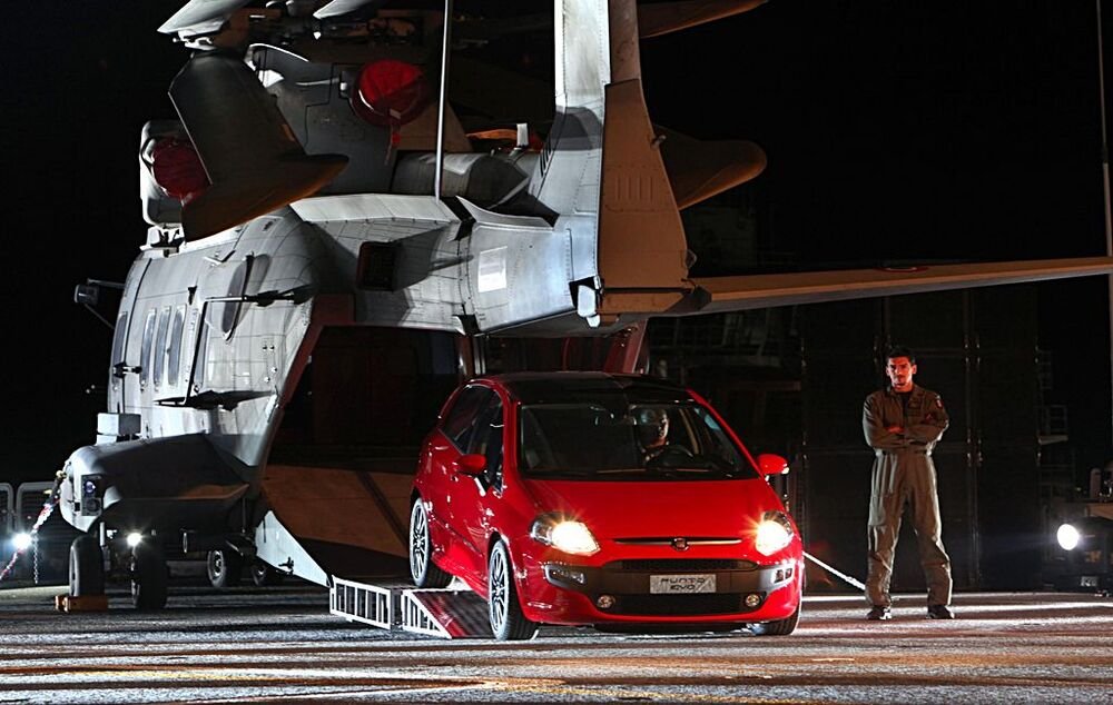 La Fiat Punto Evo viene presentata alla stampa a bordo della portaerei &quot;Cavour&quot;. E&#039; il 2009
