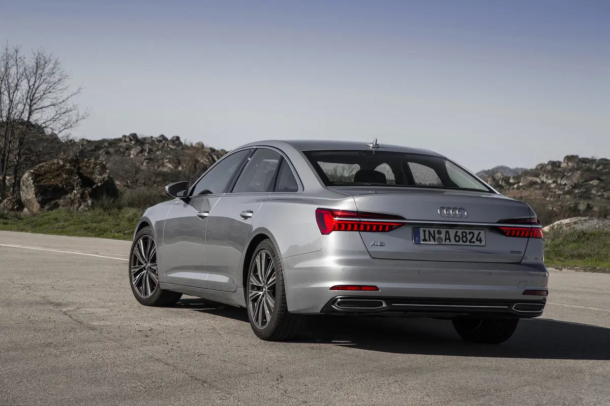 Audi A6 Sedan 2018. Tecnologia di A7 e A8 e che handling! (2)
