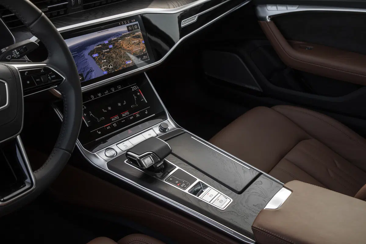 Audi A6 Sedan 2018. Tecnologia di A7 e A8 e che handling! (3)