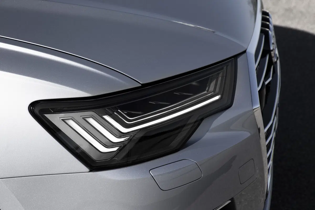 Audi A6 Sedan 2018. Tecnologia di A7 e A8 e che handling! (5)