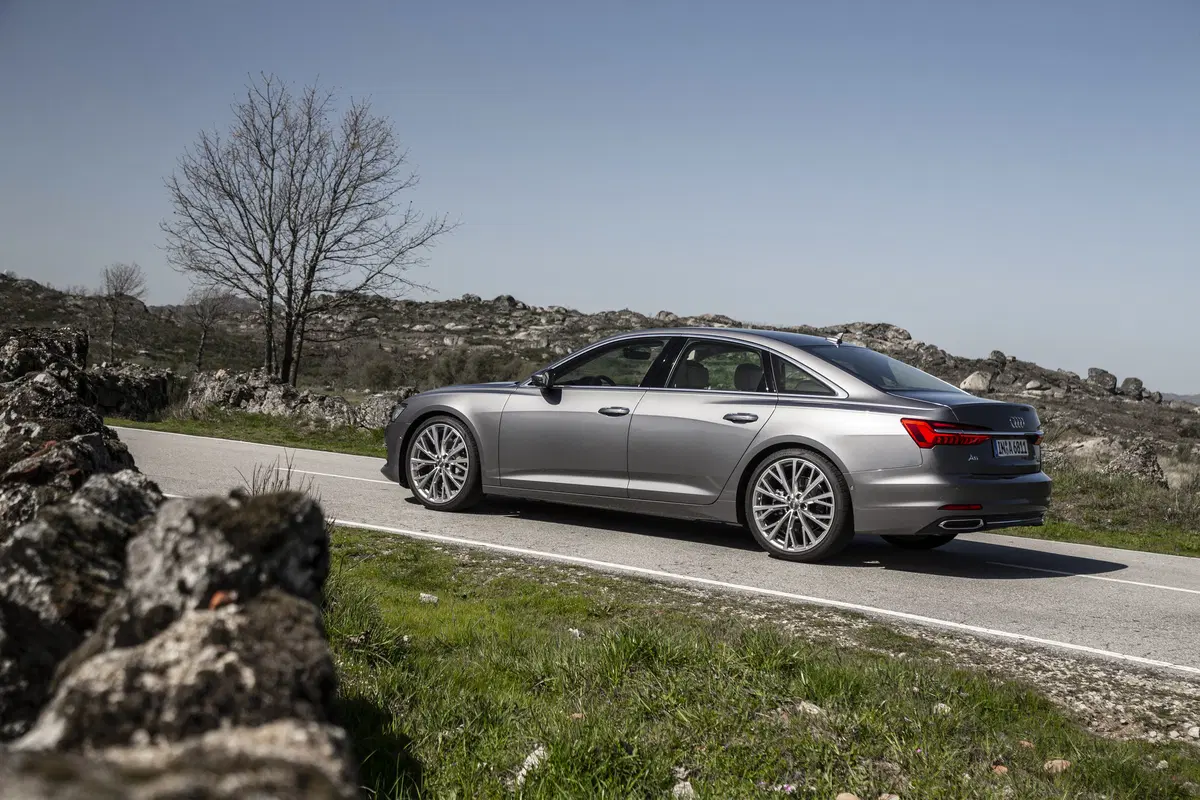 Audi A6 Sedan 2018. Tecnologia di A7 e A8 e che handling! (8)