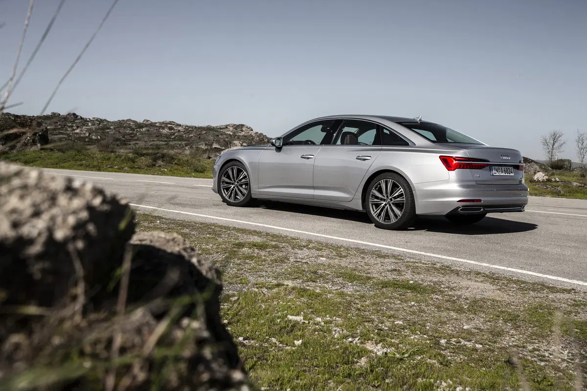 Audi A6 Sedan 2018. Tecnologia di A7 e A8 e che handling! (10)