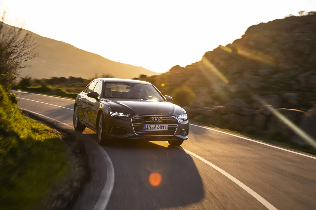Audi A6 Sedan 2018. Tecnologia di A7 e A8 e che handling! (13)