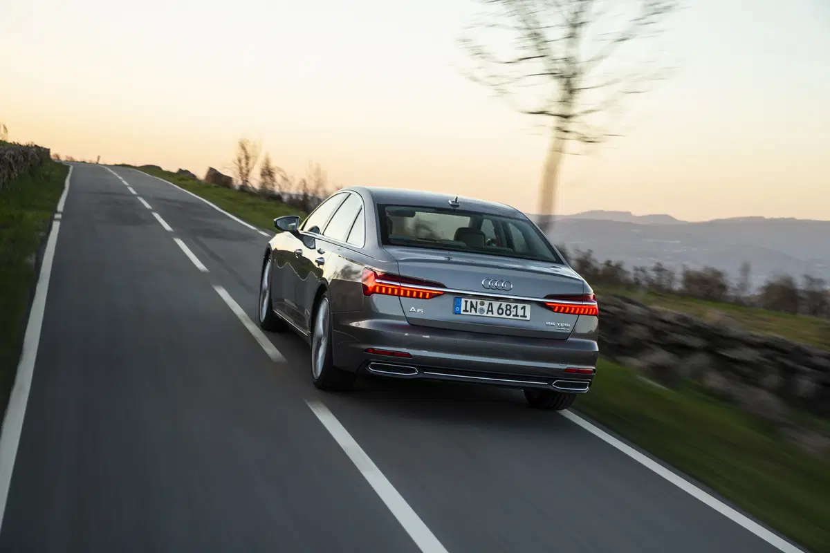 Audi A6 Sedan 2018. Tecnologia di A7 e A8 e che handling! (16)