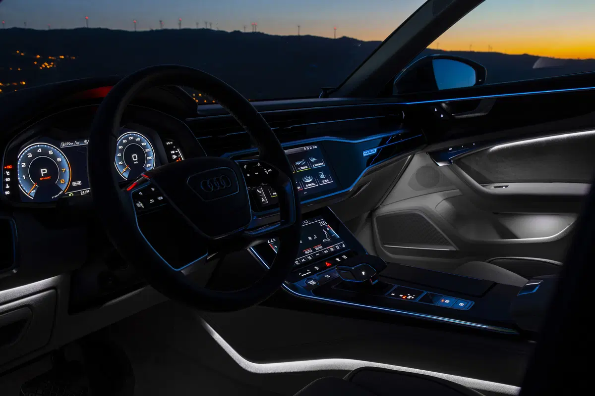 Audi A6 Sedan 2018. Tecnologia di A7 e A8 e che handling! (18)