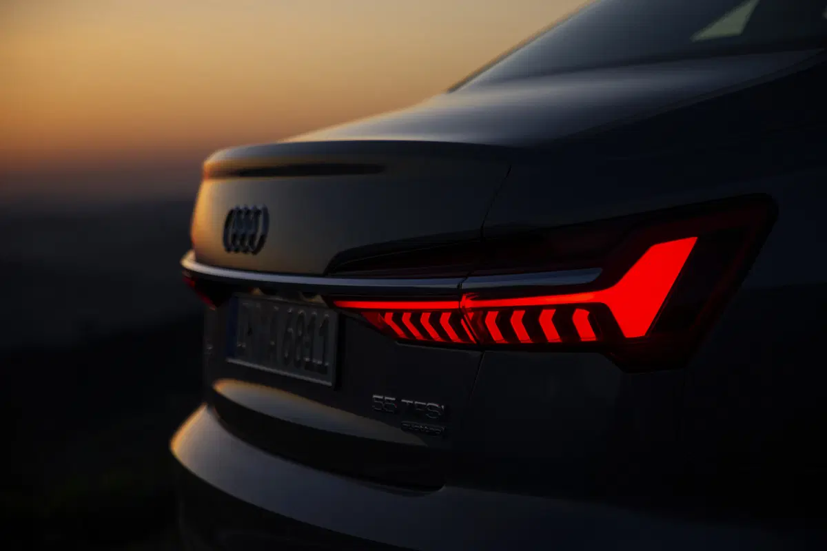 Audi A6 Sedan 2018. Tecnologia di A7 e A8 e che handling! (19)