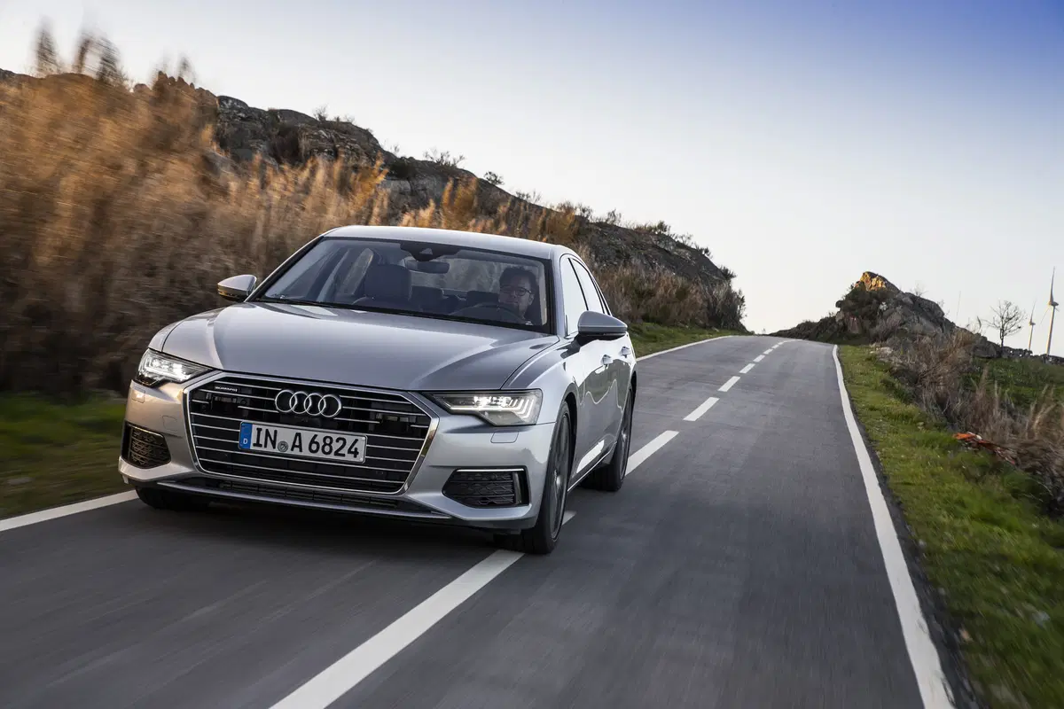 Audi A6 Sedan 2018. Tecnologia di A7 e A8 e che handling! (20)