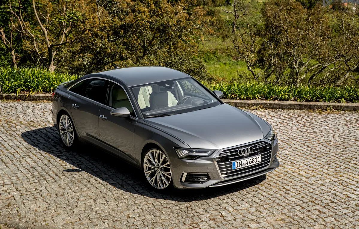 Audi A6 Sedan 2018. Tecnologia di A7 e A8 e che handling! (22)