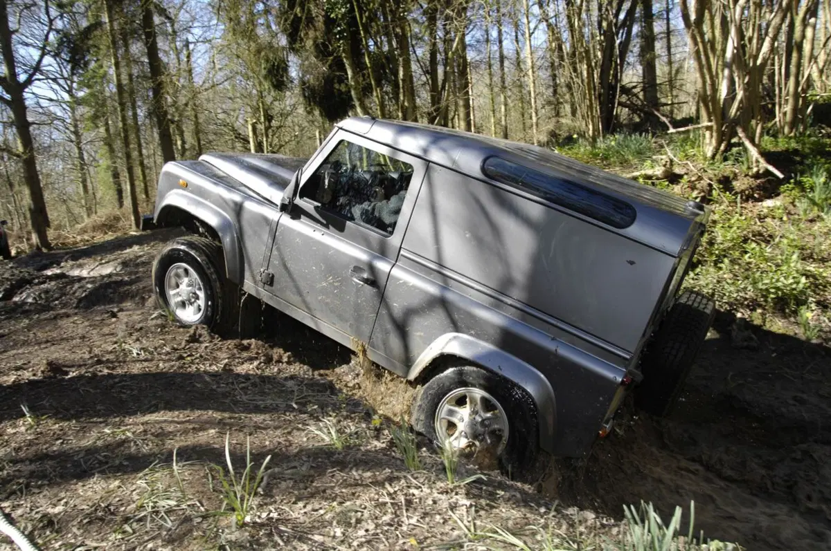 Land Rover Defender: la produzione si ferma a 2.016.933 esemplari (18)