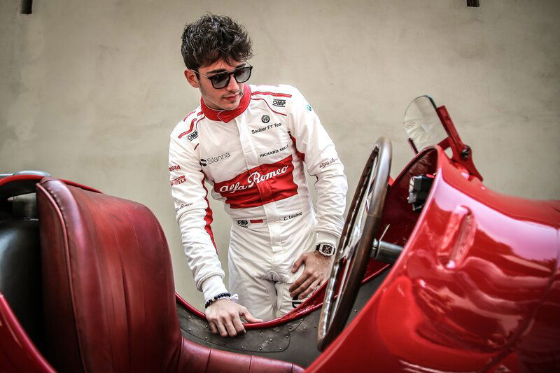 Charles Leclerc prende le misure di una stupenda e unica Alfa Romeo Tipo B da GP degli anni Trenta: la spremer&agrave; (quasi) a fondo