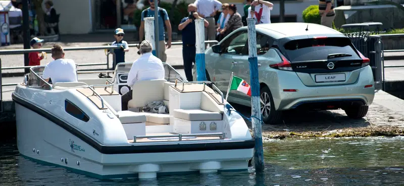 Leaf ha distanziato di una manciata di centimetri &ldquo;Ecoline 900&rdquo; sul traguardo, sfruttando la lunghezza della rampa per uscire dall'acqua. Galleggia comunque piuttosto male
