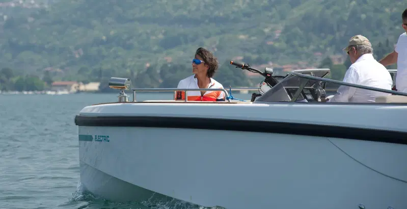 Il passaggio a bordo di &ldquo;Ecoline 900&rdquo; non sembra cos&igrave; scomodo per ciclista e bici. Questo era l'umore a bordo mente, sul lungo lago, in tre si era chiusi in auto per fare lo stesso tragitto, mettendoci pi&ugrave; tempo. Traghetti lacustri di questa stazza sono certamente vincenti