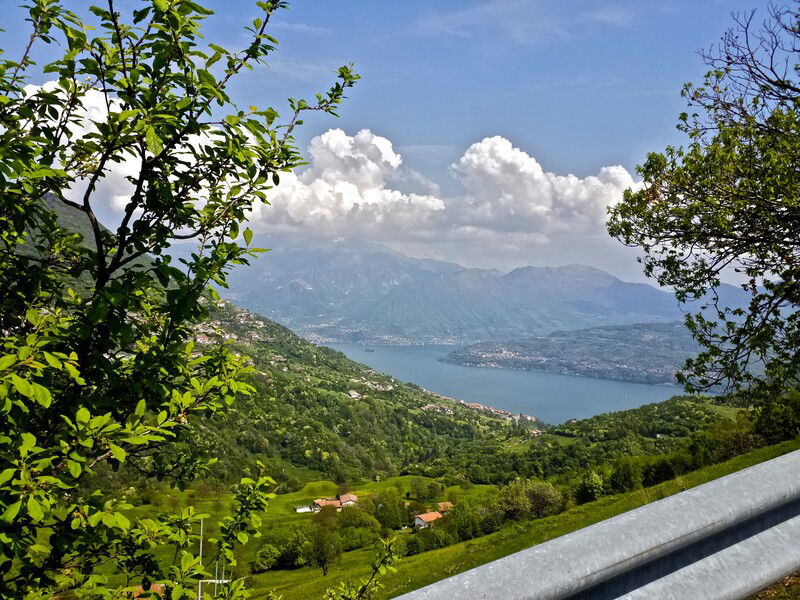 Da questo punto in poi solo pochi tornanti conducono a valle, il resto &egrave; discesa pura